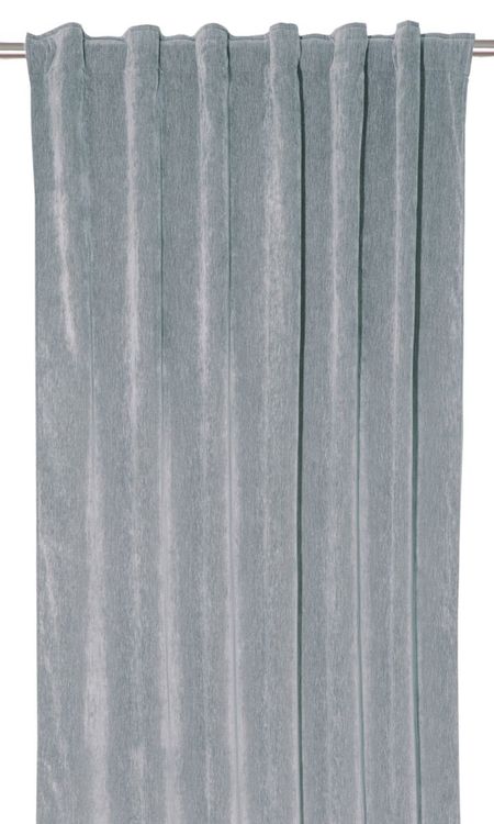 Soft ett gardinset i dubbelsidig melerad sammet. Färg: Ljusblå 072.