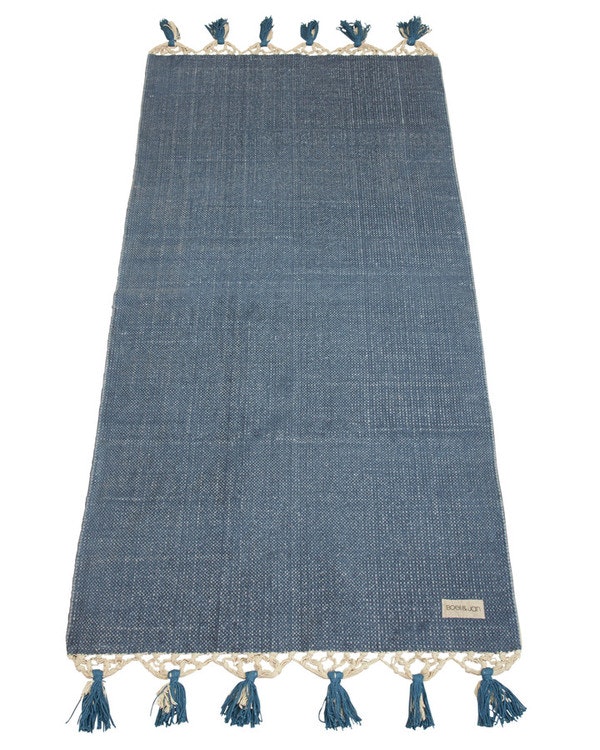 Blossom en tuff matta med tofsar istället för frans. Färg: Blå/jeansblå.