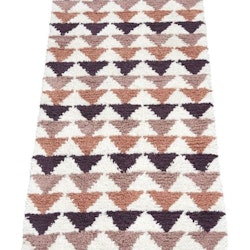 Tripple 70 x 200 cm är ryamatta med ett grafiskt mönster, Färg: Vit med ett mönster av trekanter i rosa, plommon och rost.