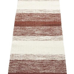 Sandra 140 x 200 cm en snygg bomullmatta med ett skönt mönster. Färg: Rödbrun och off-white.