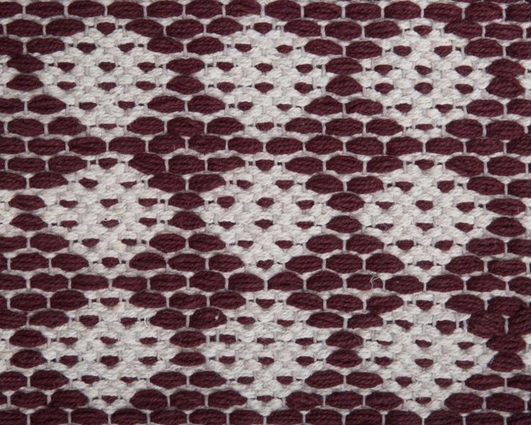 Temmy en snygg matta med ett härligt mönster i vinrött och off-white i 100% bomull från Svanefors i mått 70 x 240 cm.