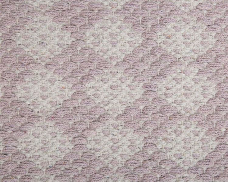 Temmy en snygg matta med ett härligt mönster i rosa och off-white i 100% bomull från Svanefors i mått 70 x 140 cm.