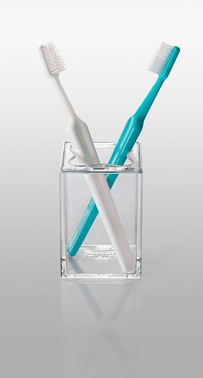 Kub tandborsthållare från Cult design. Färg: Transparent klar.