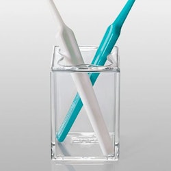 Kub tandborsthållare från Cult design. Färg: Transparent klar.