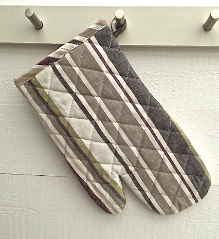 Vertical 2 en randig grytvante i färgerna vitt, beige, grått, gröna och lila från Noble house, mått 30 x 17 cm.