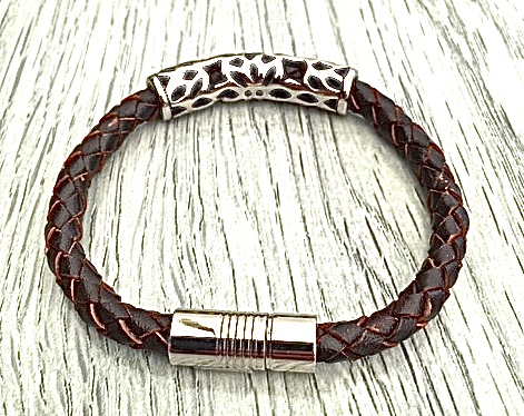 Armband med ett flätat läderarmband och stål. Art.nr 2052 brun. Färg: Brunt och stål.