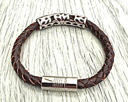 Armband med ett flätat läderarmband och stål. Art.nr 2052 brun. Färg: Brunt och stål.