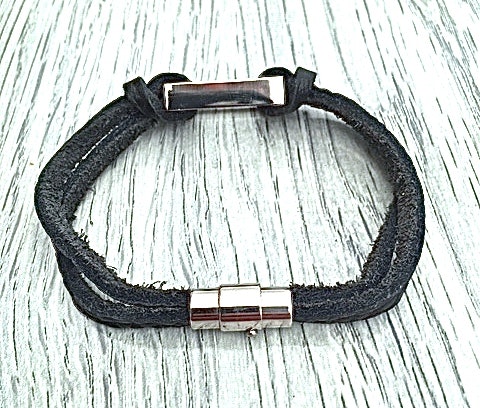 Armband i flätat läder och stål. Art.nr 20209. Färg: Svart och stål.