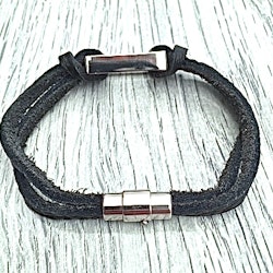 Armband i flätat läder och stål. Art.nr 20209. Färg: Svart och stål.