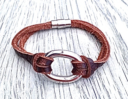 Armband i flätat läder och stål. Art.nr 2056 brun. Färg: Brunt och stål.