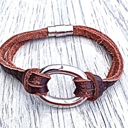 Armband i flätat läder och stål. Art.nr 2056 brun. Färg: Brunt och stål.