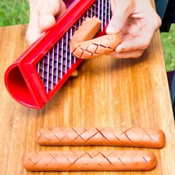 Korvverktyget Slotdog som kommer att förvandla den tråkiga varmkorven till en gourmémåltid. Färg: Röd.