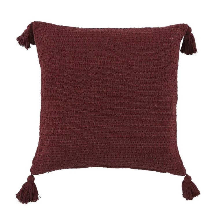 Whitby ett härligt kuddfodral med tofsar i hörnen, art.nr 22636-385. Färg: Vinröd.