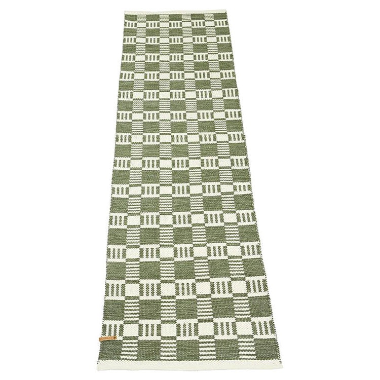 Cotton quadrat en garnmatta i bomull, mått 70 x 240 cm, art.nr 22888-39. Färg: Grön och vit.