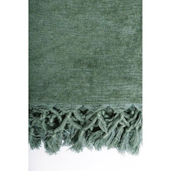 Chenny en underbar grön pläd i chenille med fransar från Svanefors i mått 130 x 150 cm.