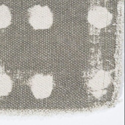Valetta en prickig tablett i bomull, art.nr 9076-82-021. Färg: Linne.