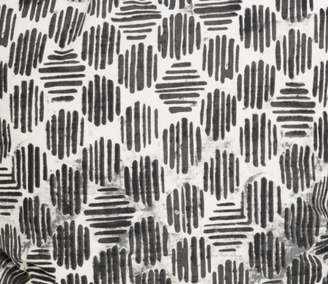 Brynolf en färdigsydd gardinkappa med sydda hällor. Färg: Vit och svart.