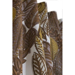 Växande är ett underbart höstfärgat gardinset med blad i rost, bruna och lila toner på en vit botten med multiband, mått 2 x 115 x 240 cm.