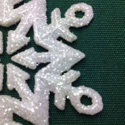 Snöflinga 1 ett julgranshänge med prismor från Cult design, färg vit med glitter och hängande prismor.