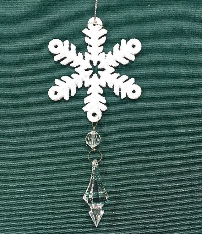 Snöflinga 2 julgranshänge med prismor från Cult design, färg vitt med glitter och hängande prismor.