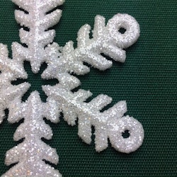 Snöflinga 2 julgranshänge med prismor från Cult design, art.nr 16937701. Färg: Vit med glitter och hängande prismor.