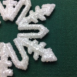 Snöflinga 3 julgranshänge med prismor från Cult design, färg vitt med glitter och hängande prismor.