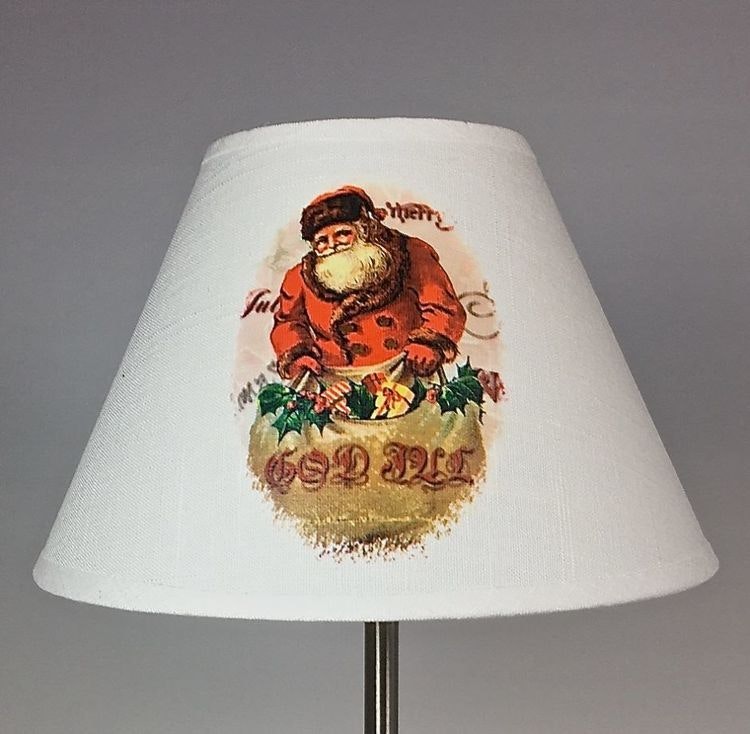 Lampskärm Tomte liten. Färg: Off-white med ett klassiskt tomtetryck.