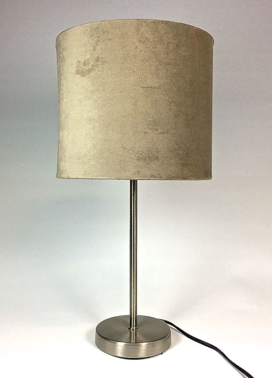Hannes en bordslampa i borstad stål med en mullvadsfärgad lampskärm i sammet med E14 sockel från Interiörhuset, mått höjd 46,5 cm.