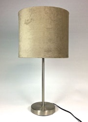 Hannes en bordslampa i borstad stål med en mullvadsfärgad lampskärm i sammet med E14 sockel från Interiörhuset, mått höjd 46,5 cm.