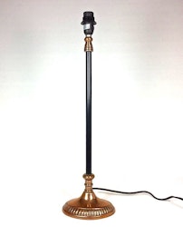 Lampfot i svart med kopparfot. Mått: H 55 Lampfot: 14,5 x 11 cm.