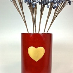 Hjärta en cylinderkruka/vas. Färg: Röd med ett guldhjärta.