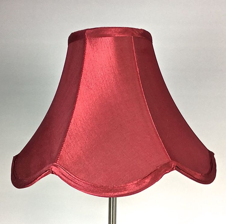 Vågig en lampskärm med fäste för E14 sockel. Färg: Röd.