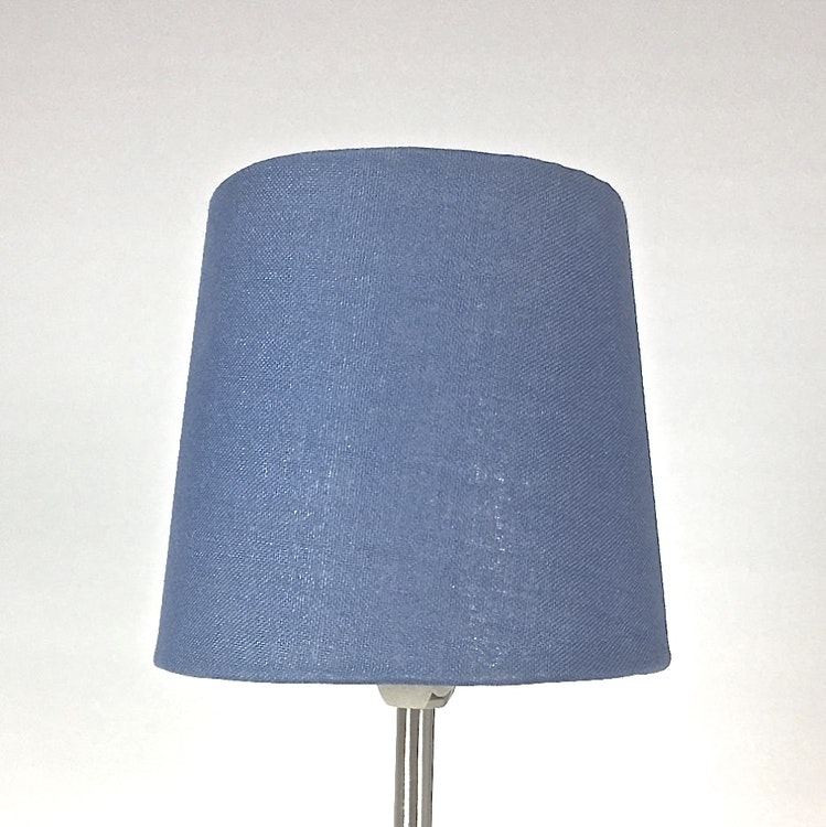 Enkel en blå lampskärm med klämfäste i mått H 14, övre D 12, undre D 15 cm.