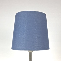 Enkel en blå lampskärm med klämfäste i mått H 14, övre D 12, undre D 15 cm.