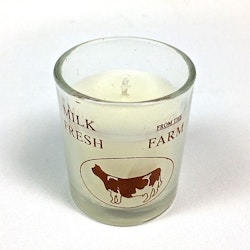 Milk fresh ett stearinljus i glaskopp. Färg: Vit.