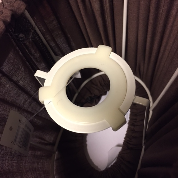 Plissé en lampskärm till bordlampor som passar till både E14 och E27 sockel. Färg: Brun.