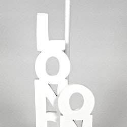 REA! London en vit lampfot med E14 sockel från Silk flower, mått höjd  31 cm.