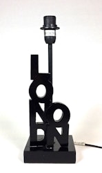 REA! London en svart lampfot med E14 sockel från Silk flower, mått höjd  31 cm.