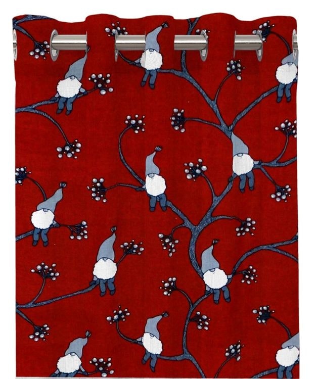 Klättertomten ett gardinset med öljetter från Redlunds. Färg: Röd med små tomtar i grått och vitt.