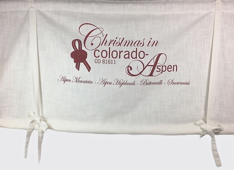 REA! Christmas in Colorado en knythissgardin. Bredd 120 x 100 cm. Färg: Vit med röd text.