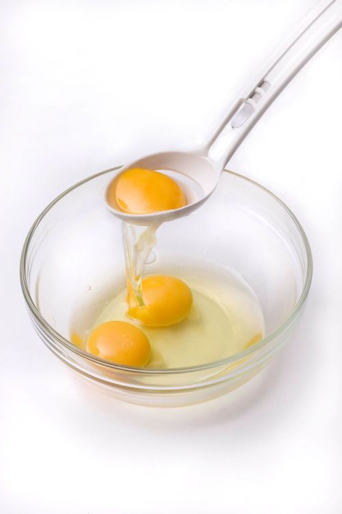 Egg de lux ett hygieniskt och lättanvänt äggredskap. Färg: Vit.