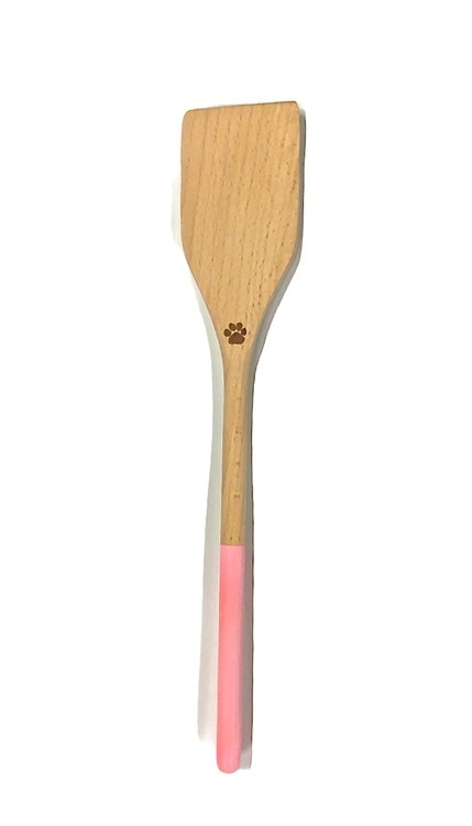 Stekspade i trä. Färg: Trä med ett rosa handtag.