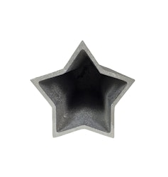 Stjärnformad vas/kruka i gjuten aluminium. Färg: Aluminium.