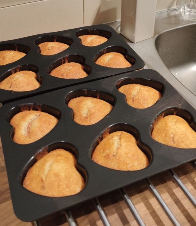 Bakform till 6 st hjärtformade muffins från Modern house. Färg: Svart.