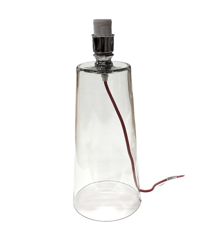 Lampa med glasfot och skärm med en röd tygsladd från Serholt. Färg: Lampfoten är i glas med en vit lampskärm och en röd tygsladd.