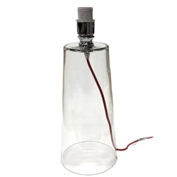 Lampa med glasfot och skärm med en röd tygsladd från Serholt. Färg: Lampfoten är i glas med en vit lampskärm och en röd tygsladd.