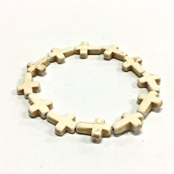 Armband med kors i polystone med elastiskt band. Art.nr: H 02002. Färg: Off-white.