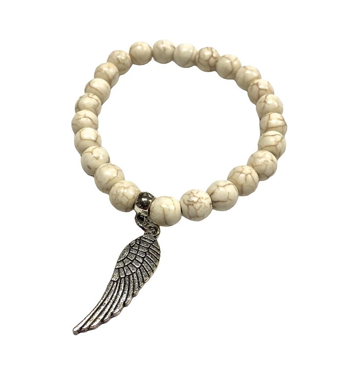 Armband med pärlor och en metallberlock med en fjäder och elastiskt band. Art.nr: H 02007. Färg: Off-white.