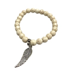 Armband med pärlor och en metallberlock med en fjäder och elastiskt band. Art.nr: H 02007. Färg: Off-white.