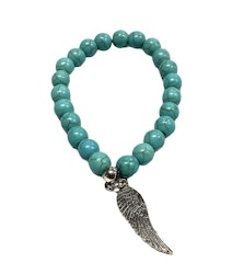 Armband med pärlor och en metallberlock med en fjäder och elastiskt band. Art.nr: H 02007. Färg: Aqua.